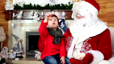 kleiner-Junge-sitzt-auf-Santas-Schoß-Kind-besuchen-Santa-Claus-winter-Residenz-und-seine-Wünsche-zu-sagen