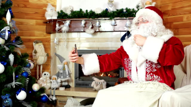 Santa-sprechen-über-Skype,-Santa-Claus-mit-Gadget,-dekorierten-Weihnachtsbaum,-frohe-Küsse-senden