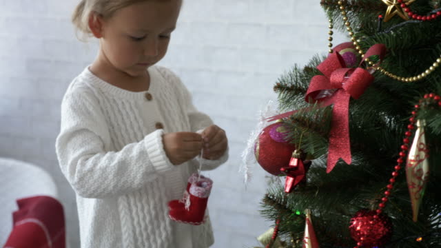 Mutter-und-Tochter-dekorieren-Weihnachtsbaum-in-Eve-zum-Neujahrsfest