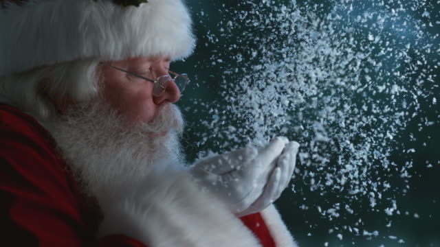 Santa-Claus,-nieve-de-manos-en-cámara-lenta