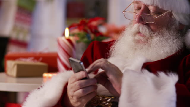 Santa-Claus-mit-Telefon,-Nahaufnahme