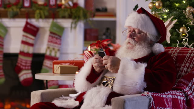 Santa-Claus-SMS-mit-Handy