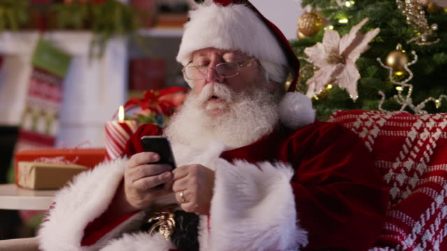 Santa-Claus-Texting-und-nehmen-selfie