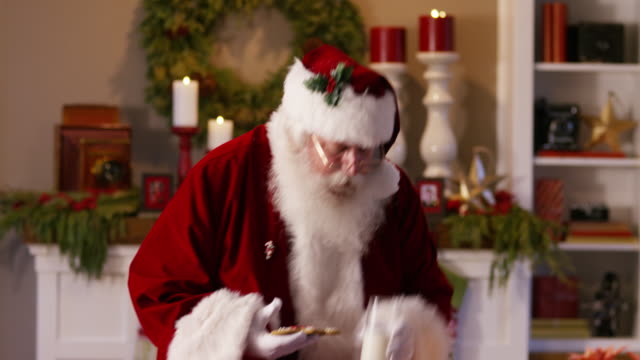 Santa-Claus-hat-einige-Milch-und-Kekse