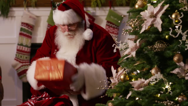 Der-Weihnachtsmann-bringt-Geschenke-unter-Baum