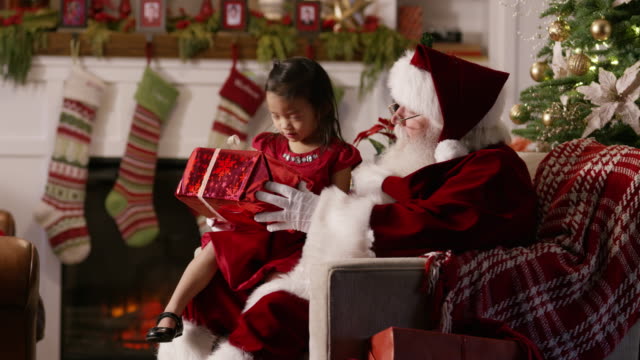 Santa-Claus-gibt-anwesend,-um-junge-Mädchen