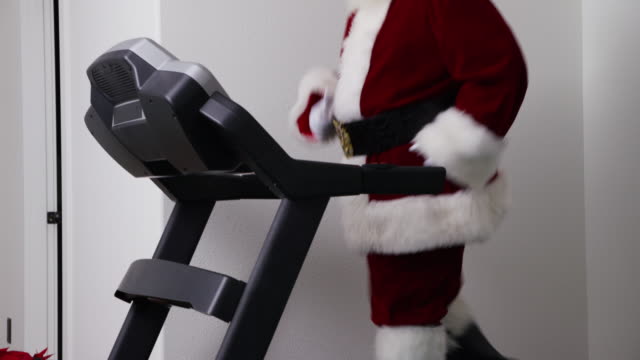 Santa-Claus-auf-Laufband-im-Fitnessstudio