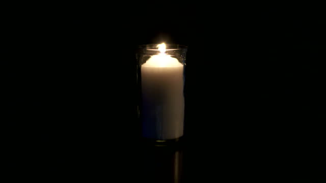 Slow-Motion-Makro-Aufnahmen-von-eine-weiße-Kerze-auf-einem-dunklen-Hintergrund
