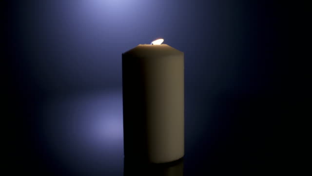 Slow-Motion-Makro-Aufnahmen-von-eine-weiße-Kerze-auf-einem-dunklen-Hintergrund