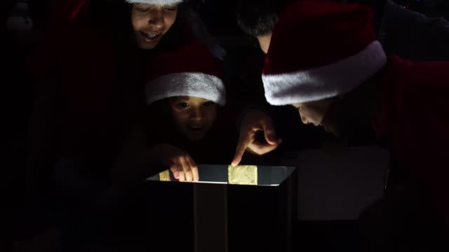 Familia-abrir-una-caja-de-regalo-mágica