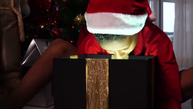 Kleiner-Junge-öffnen-eine-magisches-Geschenkbox