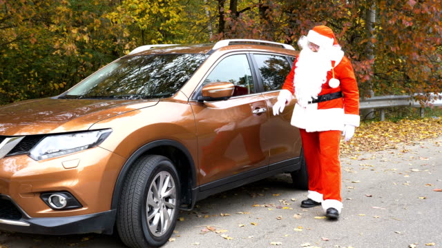 Santa-Claus-kicks-the-wheel-of-the-car-50-fps