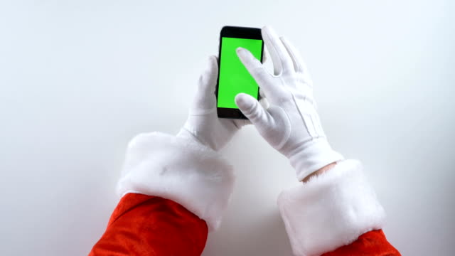 Santa-Claus-uses-a-smartphone,-chroma-key-50-fps
