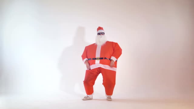 Alegre-Santa-Claus-fiesta-en-víspera-de-Navidad-hacer-gracioso-baile-movimientos.-4K.