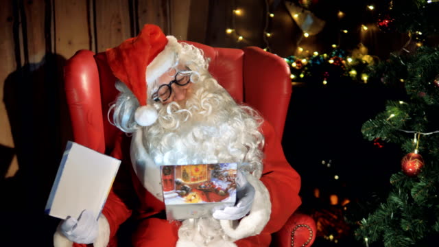 Santa-setzen-verpackt-Gelegenheit-in-ein-Weihnachts-Geschenk-Box.-4K.