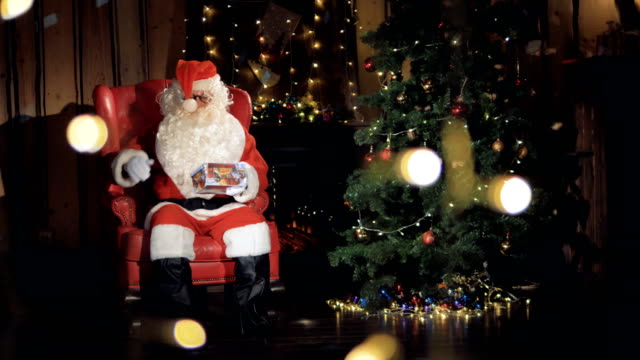 Santa-Claus-zeigen-eine-Geschenkbox-in-Kamera.-4K.