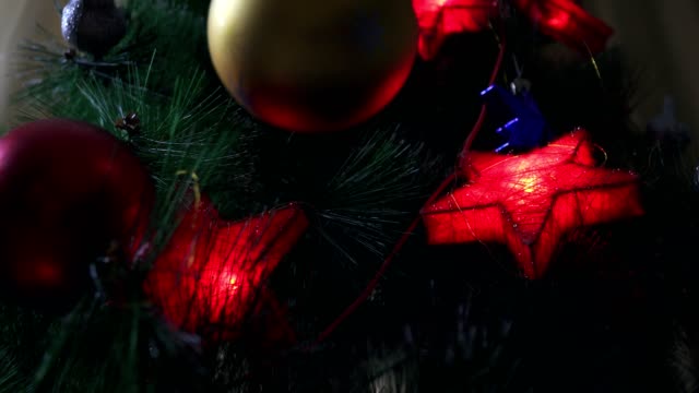 Una-chica-es-decorar-un-árbol-de-Navidad.