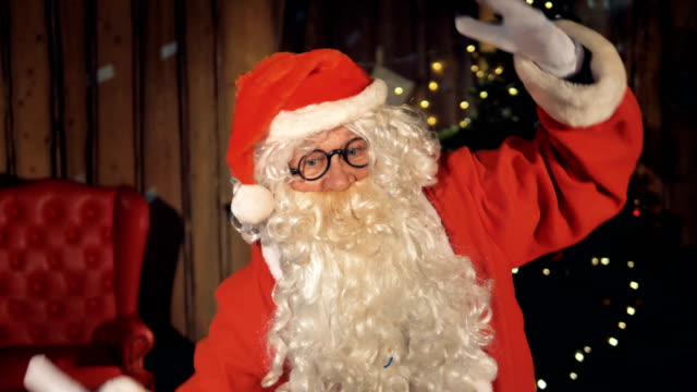 Santa-Claus-tanzen-Kamin-in-der-Weihnachtsnacht.