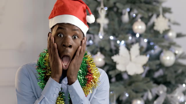 Oh-mein-Gott,-WOW-Gefühl-Ausdruck,-Weihnachtsferien,-Afrikaner-in-Nikolausmütze