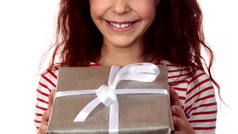 Nahaufnahme-von-ein-glückliches-Mädchen-Gesicht-mit-einem-Geschenk-zum-neuen-Jahr-in-Händen
