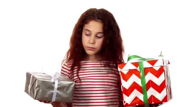 Eine-nachdenkliche-Mädchen-schaut-ihr-zwei-Geschenke-und-wählt-unter-Ihnen