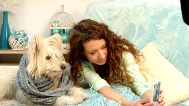 Ein-Mädchen-mit-einem-Hund-macht-ein-Selbstporträt