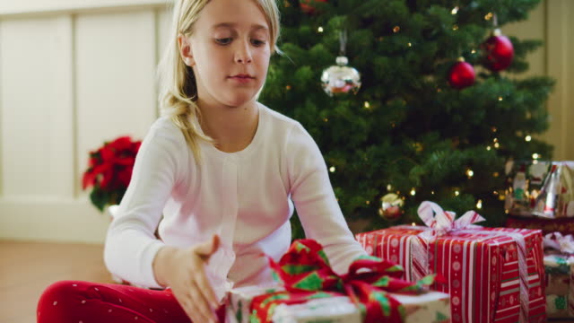 Junges-Mädchen-öffnen-Weihnachtsgeschenke
