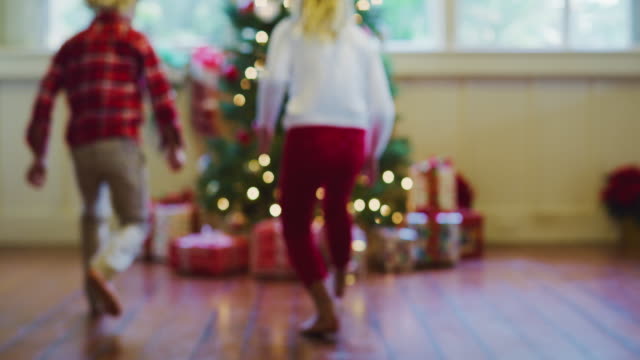 Kinder-Weihnachtsgeschenke-zu-öffnen