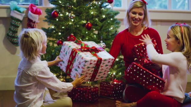 Familie-Eröffnung-Geschenke-Weihnachten