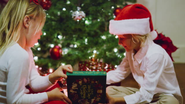 Niños-abriendo-regalos-de-Navidad