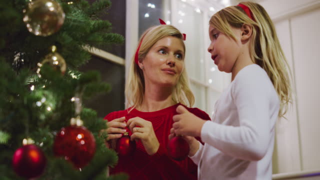 Madre-e-hija-decorar-árbol-de-Navidad