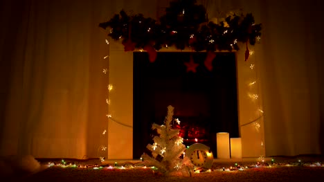 Weihnachten-und-Neujahr-feiern-in-der-Nähe-von-Kamin-im-Zimmer