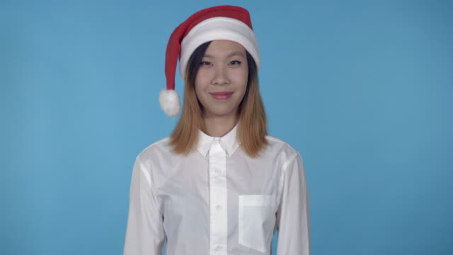 tiempo-de-Navidad-femenino-Coreano-hermoso-muestra-signo-okey