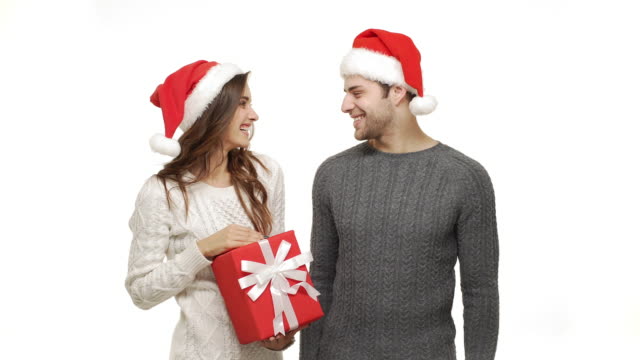 4-k-junge-Freundin-ihr-Freund-Augen-schließen-und-überraschen-Sie-ihren-Freund-mit-großen-roten-Geschenk-für-Weihnachten.