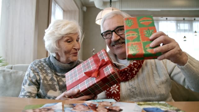 Portrait-of-Senior-Couple-mit-Weihnachtsgeschenken