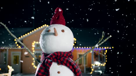 Divertido-muñeco-de-nieve-con-sombrero-y-bufanda-en-el-patio-trasero-de-la-casa-idílico-decorado-con-guirnaldas-en-la-Nochebuena.-Nieve-cae-en-esa-mágica-noche-de-invierno.