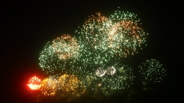 Feuerwerk-in-der-Nacht-auf-schwarzem-Hintergrund.
