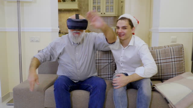 Großvater-mit-Enkel-nutzt-virtual-Reality-Brille