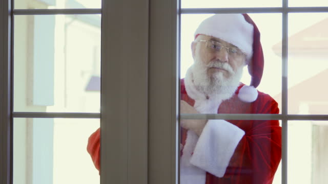 Santa-Claus-im-Fenster-klopfen