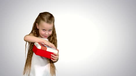 Glücklich-lächelnde-Mädchen-halten-Geschenkbox-auf-weißem-Hintergrund