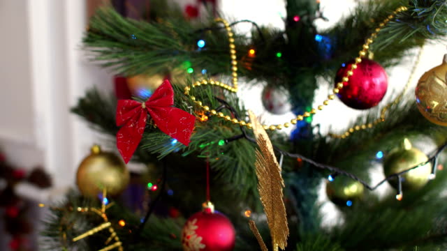 Primer-plano-de-adornos-de-árbol-de-Navidad.