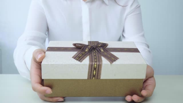 Geschenk-box-in-den-Händen-von-Geschäftsfrauen.-Glückliche-Frau-isoliert