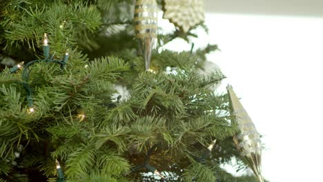 Ein-Weihnachtsbaum-ornament-liegt-auf-einem-Ast
