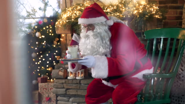 Müde-Weihnachtsmann-Kekse-und-Milch-trinken