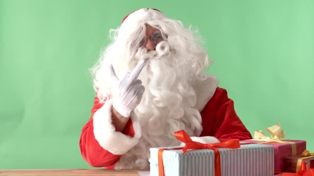Böse-Weihnachtsmann-zeigt-Mittelfinger-Zeichen,-hasse-Konzept,-Chromakey-im-Hintergrund