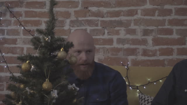 Freunde-kleiner-Weihnachtsbaum-zu-verzieren
