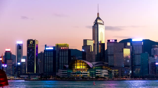Hong-Kong-Skyline-und-Victoria-Hafen-in-der-Abenddämmerung