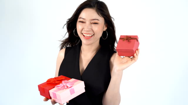 Glückliche-Frau-mit-Geschenk-box