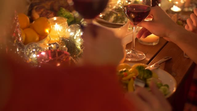Freunde,-Essen-und-trinken-Wein-zu-Weihnachten