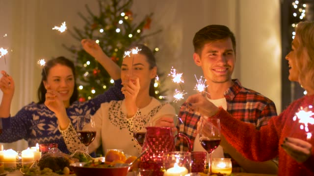 glückliche-Freunde,-die-Weihnachts-Dinner-zu-Hause